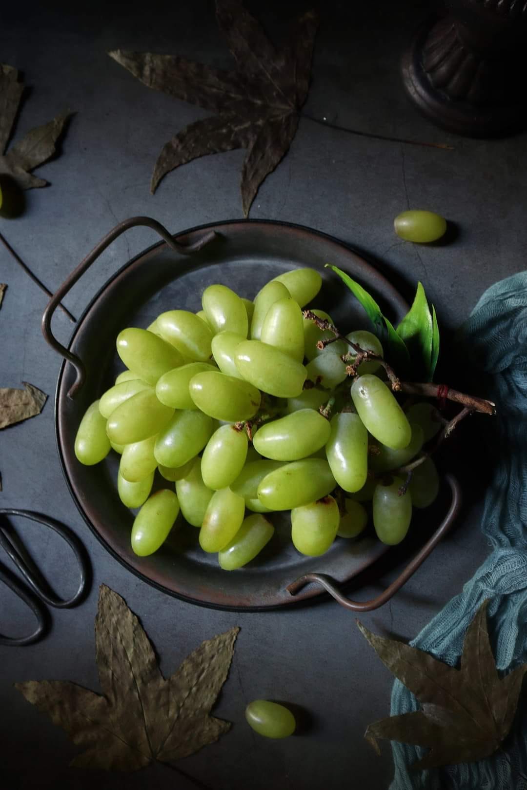 Green grapes inside a pan